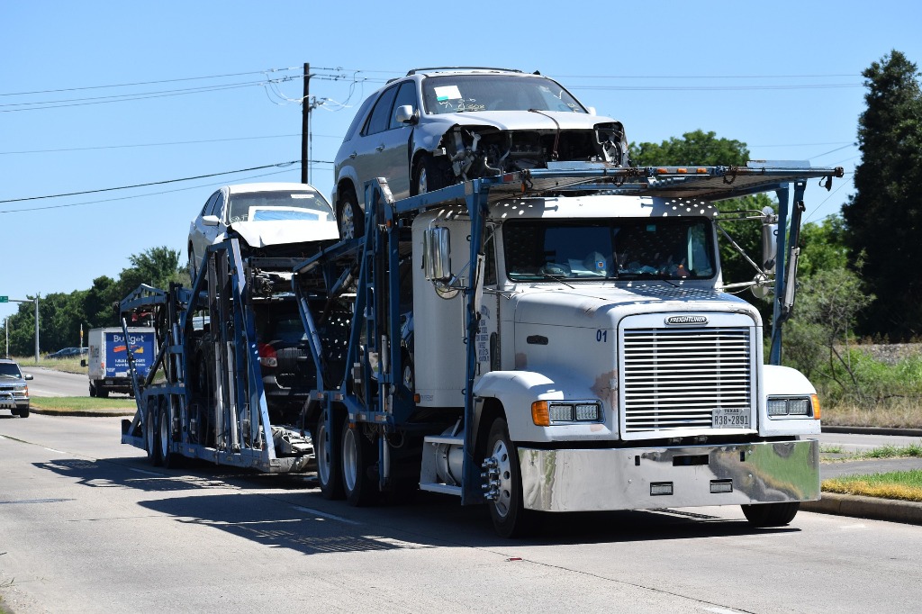 Neon Auto Transport freightliner car carrier truck shipping vehicles across Texas cities